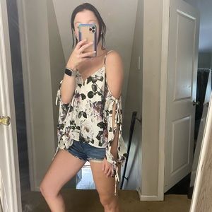 Lulus tie sleeve floral top